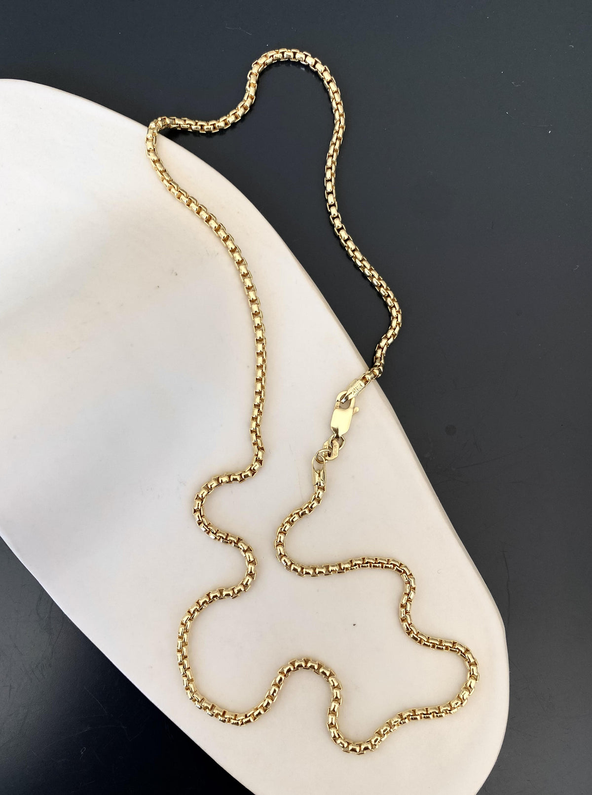 18" Round Box Chain