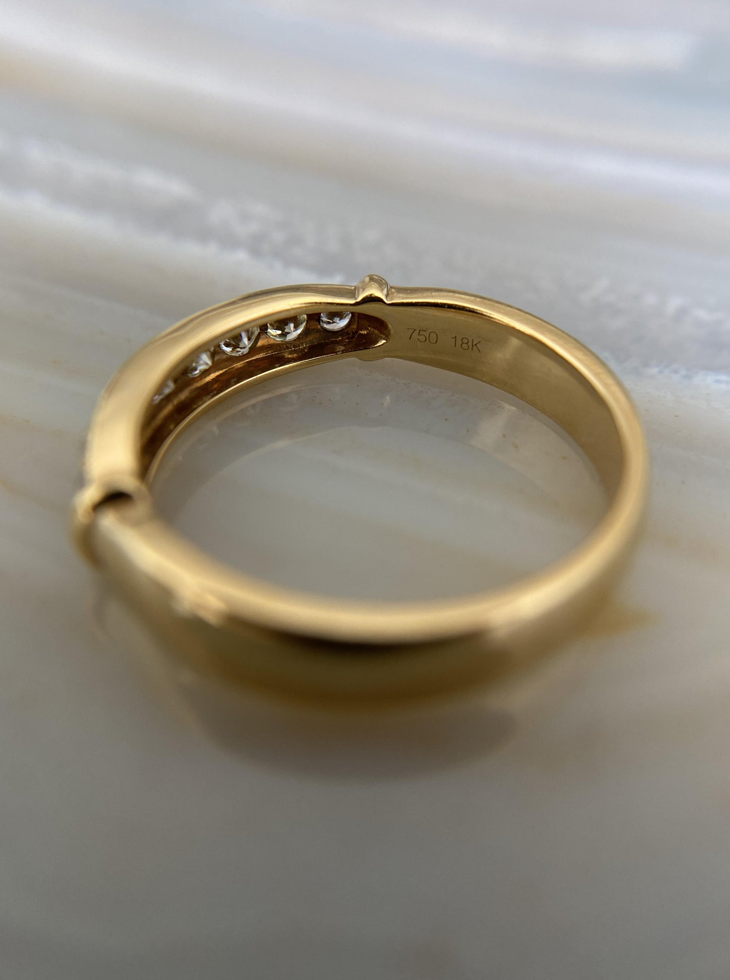 18K Diamond with Migraine Details Band