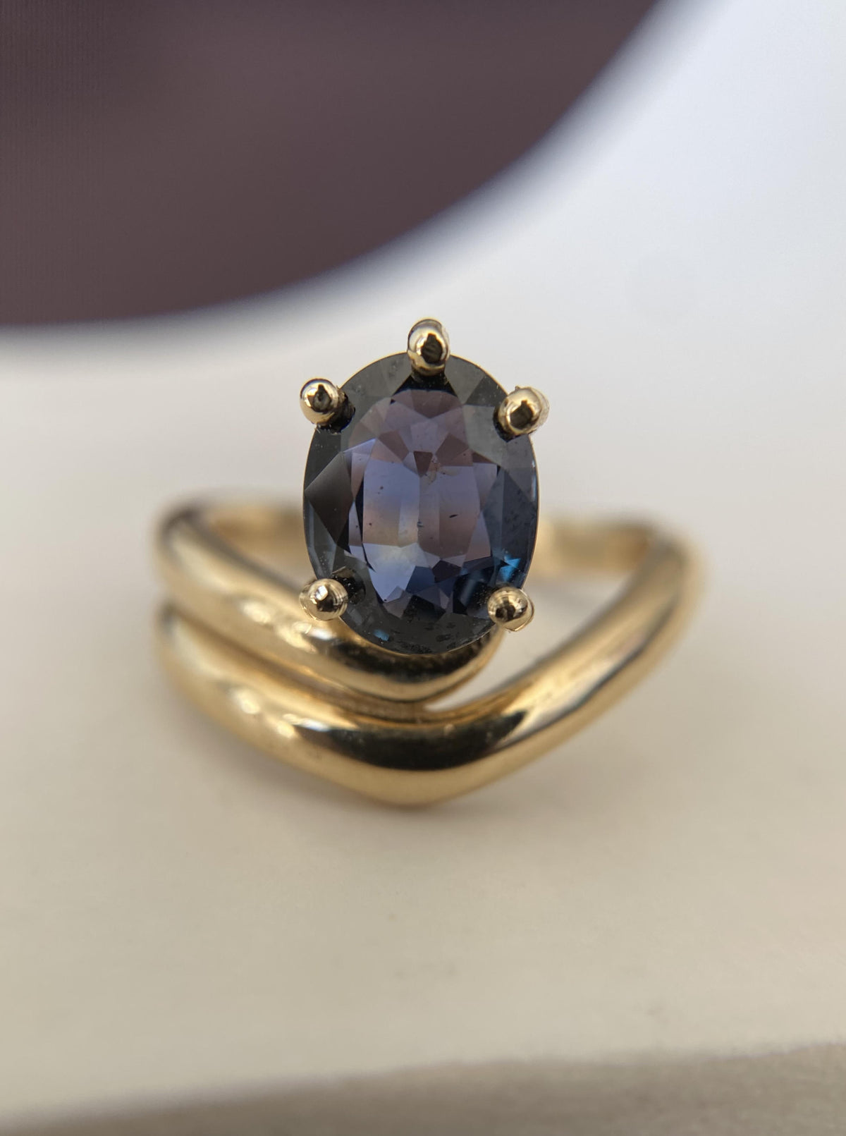 18K Swirl Color Changing Sapphire Ring